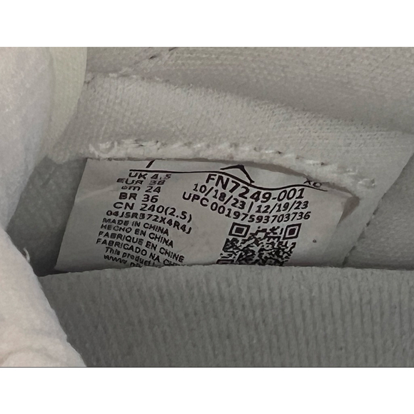 Nike Air Jordan Women's 1 Hi OG Metallic Silver/Photon Dust (FN7249 001) size 7 - Picture 7 of 8